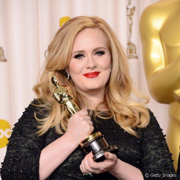 Adele escolheu o batom vermelho bem vivo para compor sua make na cerim?nia do 85? Oscar (Getty Images)